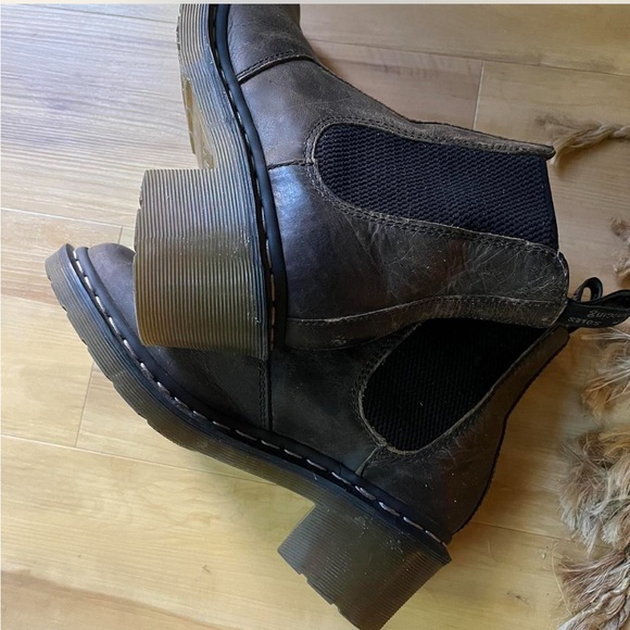 Dr. Martens heeled Chelsea boots - brown leather - women’s size 8 - Picture 3 of 4